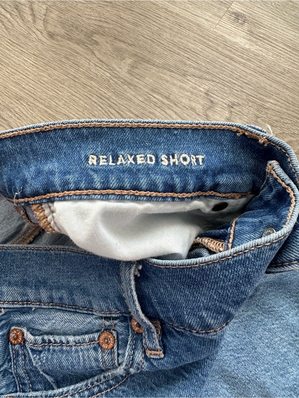 American Eagle Outfitters Strigid Relaxed Denim Shorts Medium Wash Size 2 - Picture 4 of 5